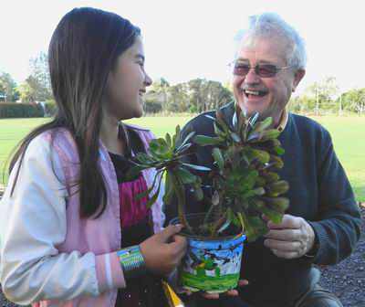 Northland Regional Councillor Bill Rossiter is sharing gardening tips at the school with student Lynda Flavell (10).